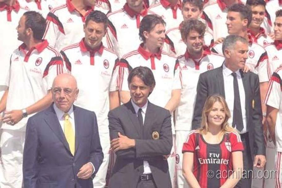 Barbara Berlusconi in maglia Milan con l&#39;altro a.d. Galliani e il nuovo tecnico rossonero Pippo Inzaghi. (acmilan.it)